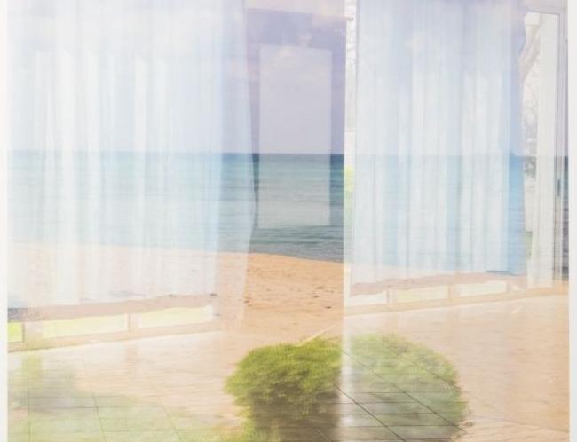 Verna Kovanen: Hide Away 2 sarjasta Broken Holiday Album (2019, pigmenttivedos 4/5, 70 x 50 cm, kehystettynä 74 x 54 cm)