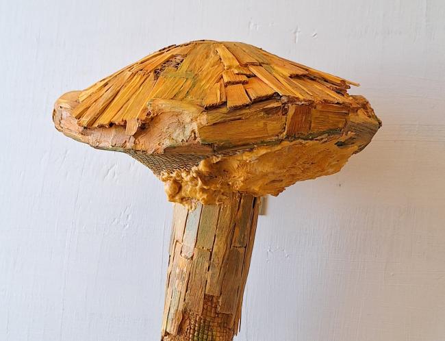 Aaron Hermunen: Kivettynyt (2025 puu ja sekatekniikka, 19 cm x 19 cm x 18 cm)