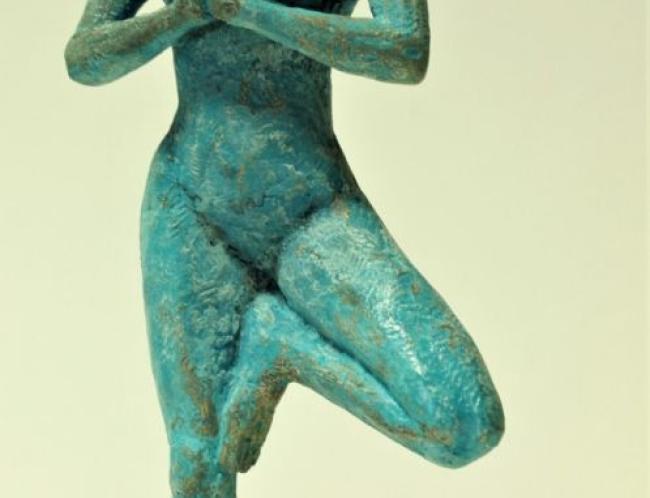 Juha Menna: Jooganainen 58. (Yoga Woman 58., 2021, bronze, 16 x 10 x 10 cm)