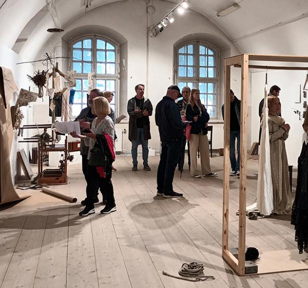 Marika Hyvärinen ja Tiia Hämäläinen: Lizzie menee rikki – erään näyttämöteoksen hajoamistapahtuma, HAA Galleria, 3.–26.8.2023. Kuva: Anja Lehtovuori