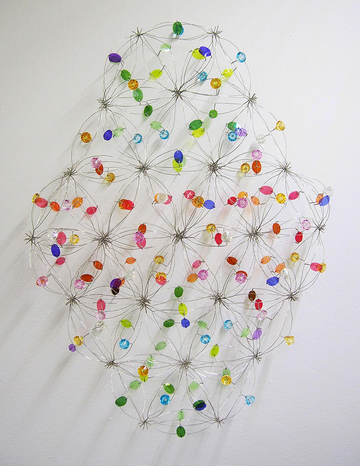 Johanna Virtanen: Valon pisaroita (2023, sekatekniikka, 80 x 59 x 14 cm) Johanna Virtanen: Valon pisaroita (2023, sekatekniikka, 80 x 59 x 14 cm)