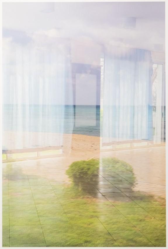 Verna Kovanen: Hide Away 2 sarjasta Broken Holiday Album (2019, pigmenttivedos 4/5, 70 x 50 cm, kehystettynä 74 x 54 cm) Verna Kovanen: Hide Away 2 sarjasta Broken Holiday Album (2019, pigmenttivedos 4/5, 70 x 50 cm, kehystettynä 74 x 54 cm)