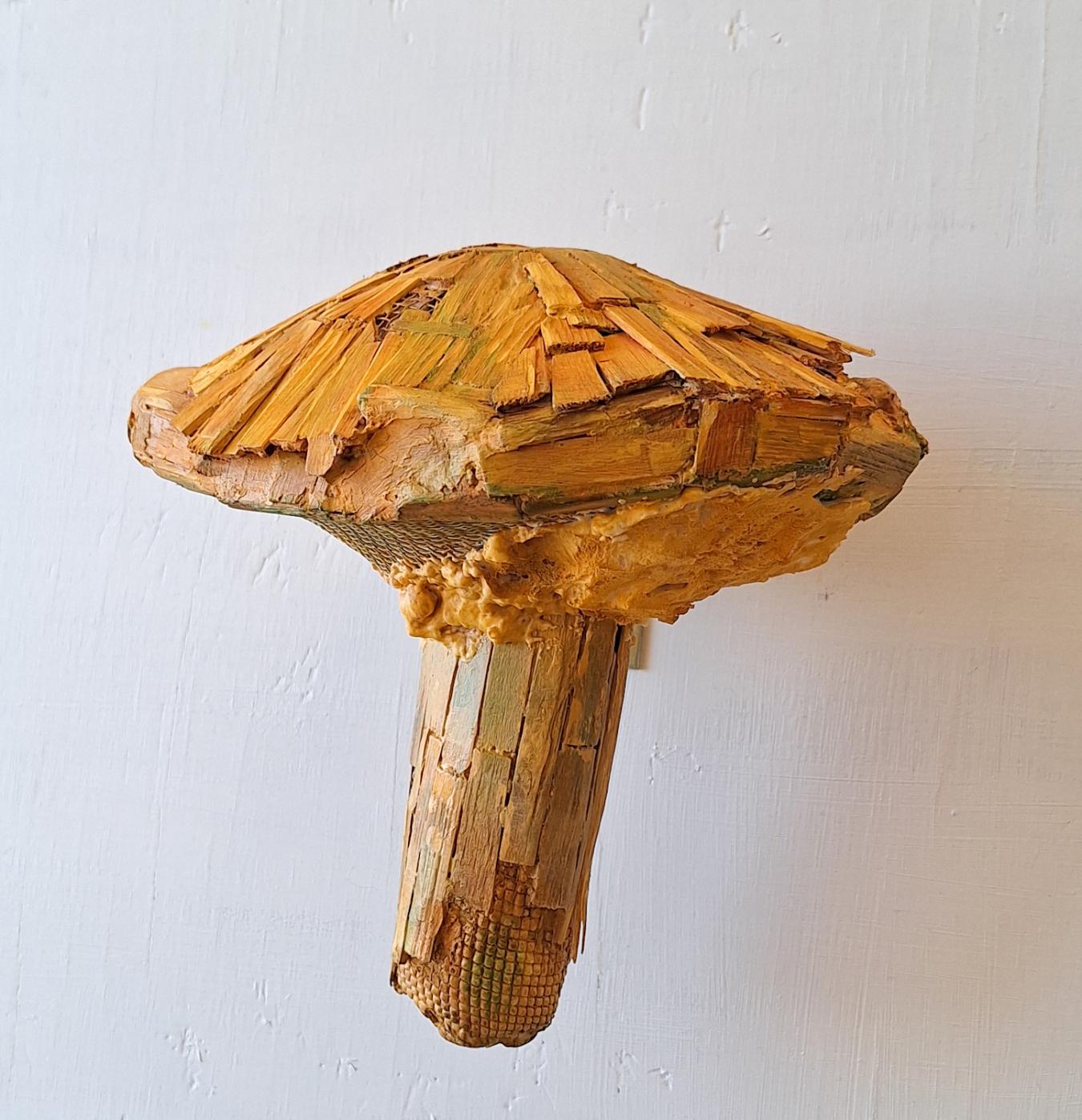 Aaron Hermunen: Kivettynyt (2025 puu ja sekatekniikka, 19 cm x 19 cm x 18 cm)