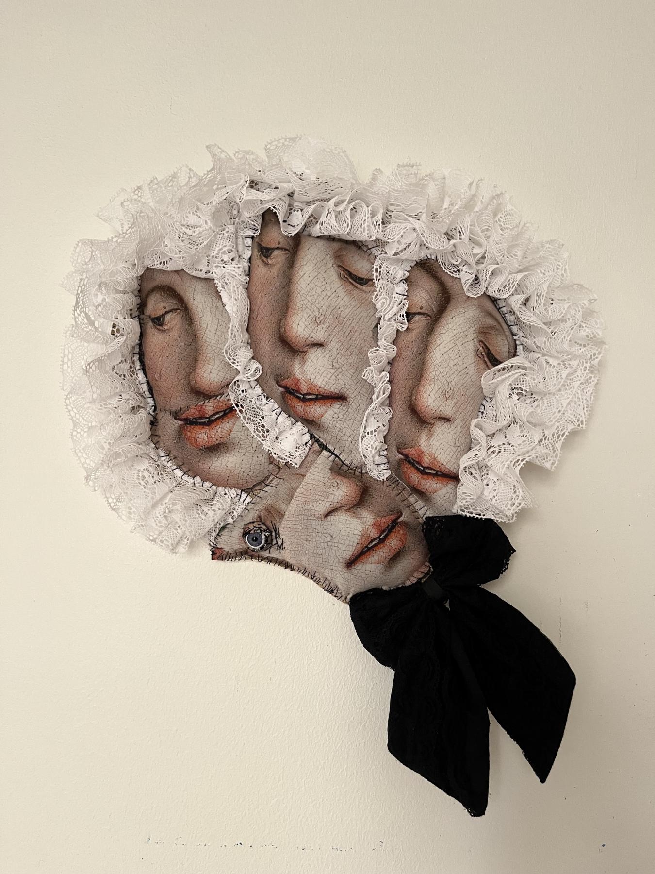 Tuija Markonsalo: Ikävä (2025, tekstiilireliefi, 40 x 40 x 4 cm)