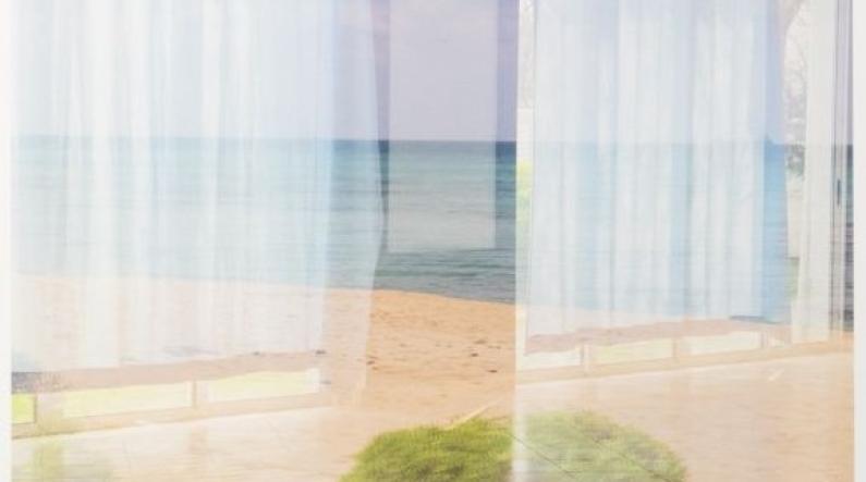 Verna Kovanen: Hide Away 2 sarjasta Broken Holiday Album (2019, pigmenttivedos 4/5, 70 x 50 cm, kehystettynä 74 x 54 cm)